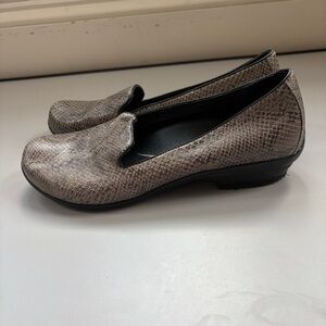 Dansko Snake Print Olivia Loafer Size 38 US 7.5/8 Snakeskin Leather Animal Print